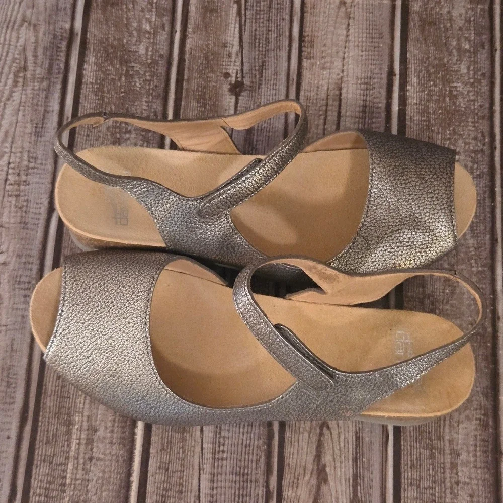 Sz 38 / 7.5-8 Dansko Marcy Pewter Metallic Leather Comfort Wedge Sandals VGUC!